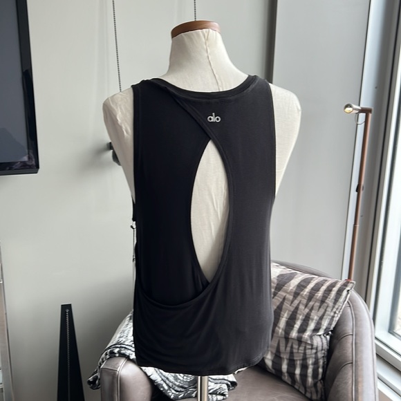 ALO Yoga Central Tank Sneak Peak Size XS in Black - Picture 4 of 7